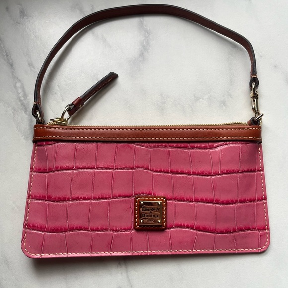 EUC Dooney & Bourke Pink Croc Embossed Slim Wristlet Clutch Purse - Picture 2 of 16